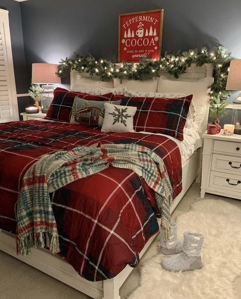 Christmas Garland On Bed Headboard, Garland Over Bed, Christmas Aesthetic Cozy Bedroom, Christmas Room Inspiration, Christmas Bedrooms Cozy, Xmas Bedroom, Holiday Bedroom Decor, Christmas Moodboard, Christmas Linens