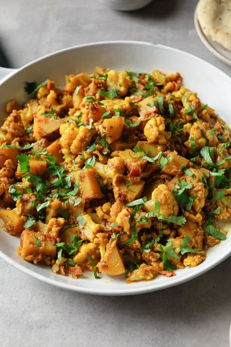 Potato Cauliflower Curry, Spiced Potatoes, Gobi Recipes, Fakeaway Recipes, Cauliflower Potatoes, Aloo Gobi, Vegetarian Dish, Vegetarian Curry, Cauliflower Curry