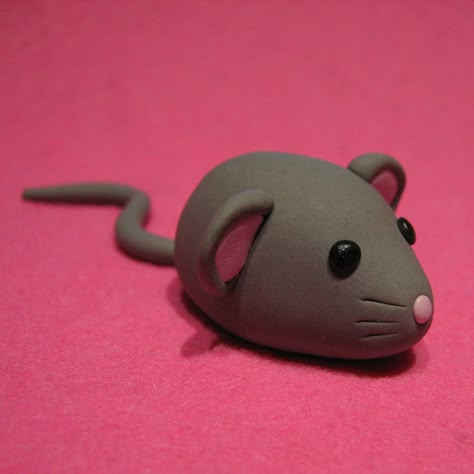 fimo mouse Polymer Clay Kunst, Easy Clay Sculptures, Clay Crafts For Kids, Mouse Crafts, ดินปั้น Polymer Clay, Polymer Clay Figures, Tanah Liat, Clay Crafts Air Dry, Polymer Clay Animals