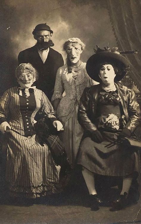 Vintage Bizarre, Vintage Halloween Costumes, Creepy Old Photos, Images Terrifiantes, Creepy Halloween Costumes, Vintage Halloween Photos, Photo Halloween, Creepy Costumes, Creepy Vintage