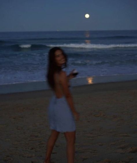 Ocean At Night, Beach At Night, Photo Grid, Photographie Inspo, Foto Poses, Images Esthétiques, Beach Poses, Instagram Photo Inspiration, Beach Photoshoot