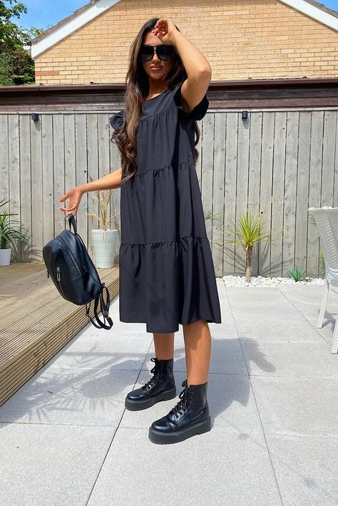 Midi Smock Dress Outfit, Everyday Black Dress, Summer Smock Dress, Smock Dress Outfit Summer, Dr Martins Dress Outfit, Dress Rock Style, Trendy Pregnancy Outfits, Long Summer Dress Outfits, London Outfit Summer