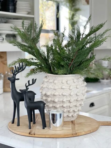 Mini Christmas Tree Table Decor, Elegant Christmas Coffee Table Decor, Green And White Christmas Decor Ideas, Organic Modern Fall Decor, Round Table Christmas Decor, 2023 Christmas Trends, Neutral Christmas Decor Ideas, Deco 2023, Christmas Neutral