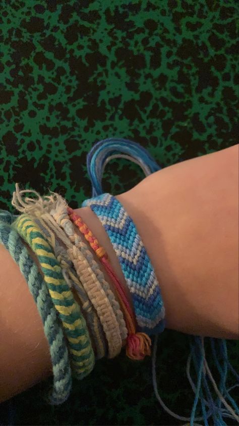 Friendship Bracelet Color Schemes, Pouge Life Bracelets, Outer Banks Aesthetic Bracelets, Granola Girl Bracelets, Obx Inspired Bracelets, Beachy Friendship Bracelets, Obx Bracelets Ideas, Obx Bracelets, Summer Bracelets Aesthetic