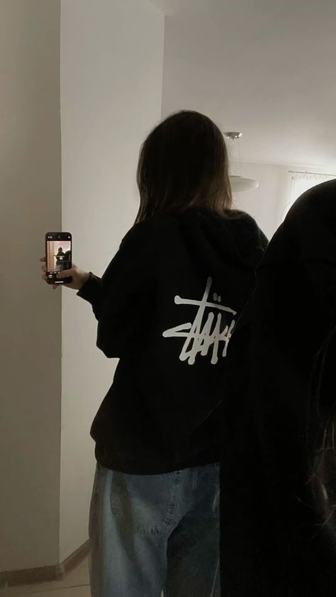 Black Aritzia Hoodie, Airpod Outfits, Black Stussy Hoodie Outfit, All Black Fits Street Styles, Stussy Hoodie Aesthetic, Outfit With Black Hoodie, Hoodie Black Aesthetic, Hoodie Photo Ideas, Black Hoodie Outfit Aesthetic