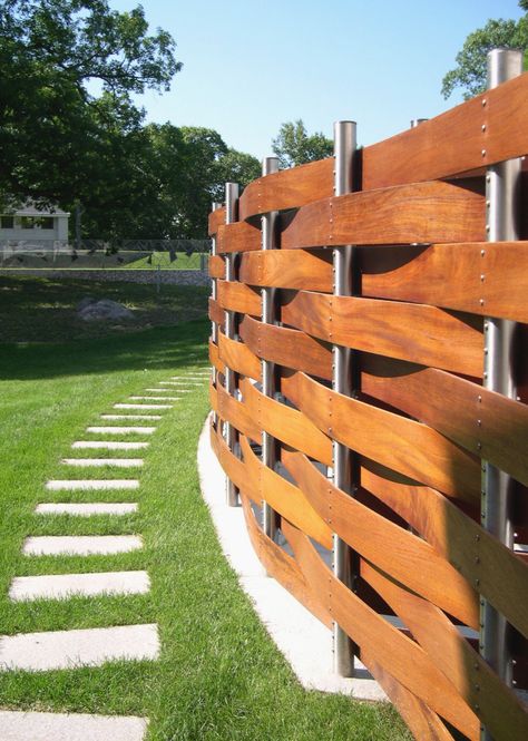 Gard Modern, Diy Garden Fence Ideas, Pagar Modern, Taman Diy, Wood Fence Design, Diy Garden Fence, Modern Fence Design, Jardim Diy, Garden Fence Ideas