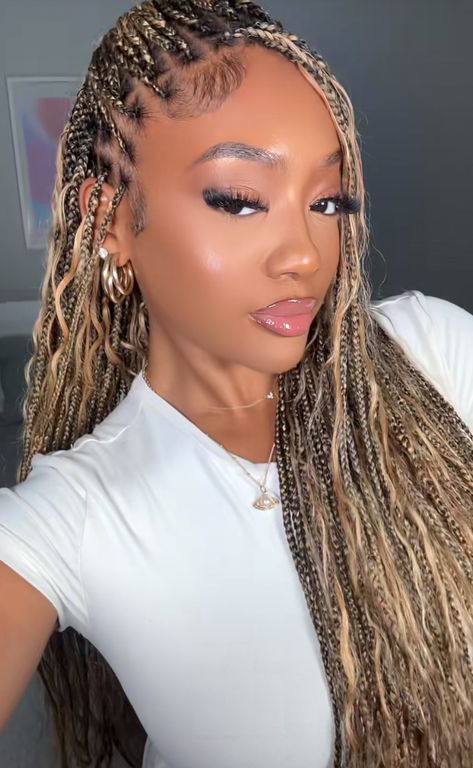 Nice Hair Colors For Black Women, Blonde Brown Boho Braids, 613 Boho Braids, Black Women Platinum Blonde Hair, Wrap With Braids, Blonde Tree Braids, Blonde Black Braids, Blonde Cornrow Braids, Blond Goddess Braids