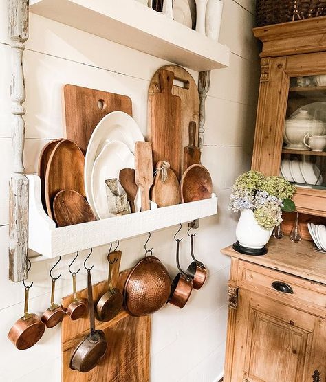 ᗪᗴᔕIᘜᑎ & ᗪIY on Instagram: “Who loves #woodsandwhites ? . . It’s my favorite combination! Throw in a little copper and my heart rate increases! 😉🥰 . . This DIY plate…” Diy Plate Rack, Diy Rack, Primitive Cabinets, Plate Rack, Vintage Inspired Decor, Plate Racks, Pretty Tables, Built In Cabinets, Vintage Table