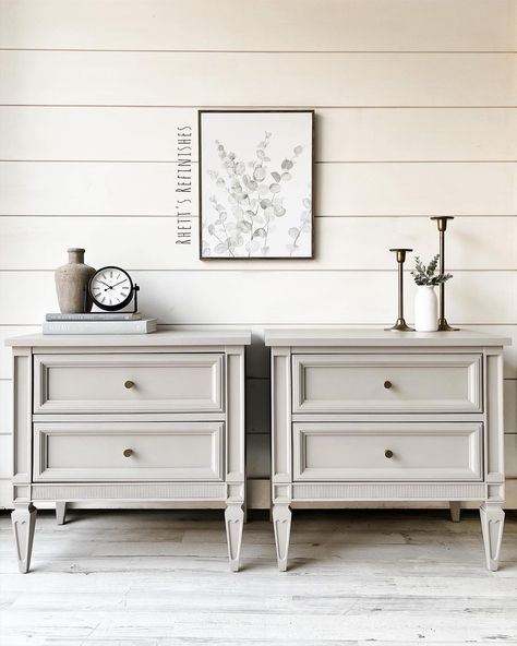 Antique White Nightstand, Greige Bedroom Furniture, Refinish Night Stand Ideas, Refinished Night Stand Ideas, Refinishing Nightstand, Bedside Table Vintage, Old Night Stand Makeover, Refurbished Night Stand Ideas, Refinished Side Tables