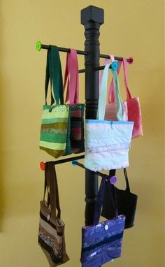 craft show display ideas for purses - Google Search Something like this would be easy enough to build Handbag Stand Ideas, Bags Stand Ideas, How To Display Bags, How To Display Tote Bags At A Craft Fair, Tote Bag Display Craft Fair, Diy Purse Display, Bag Stand Display, Tote Bag Display, Diy Display Stand