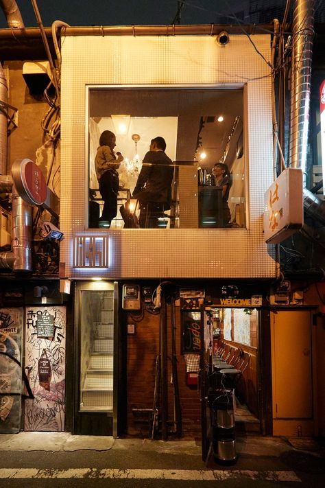 Nonbei Yokocho Tight Bar Tokyo Commercial Restaurant Design, Tokyo Bar, Cafe Bar Interior, Graffiti Furniture, Ramen House, Wine Bistro, Things To Do In Tokyo, Japanese Bar, Bar Image