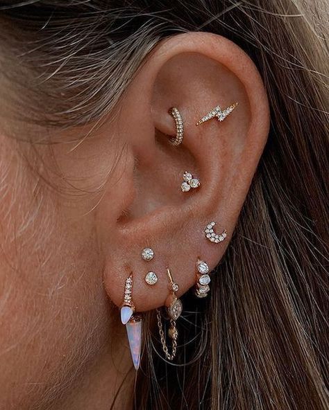 High Lobe Piercing, Constellation Piercings, Piercing Inspiration, Ear Piercing Ideas, Ear Piercings Chart, Piercing Conch, Ear Lobe Piercings, Ear Art, Cool Ear Piercings