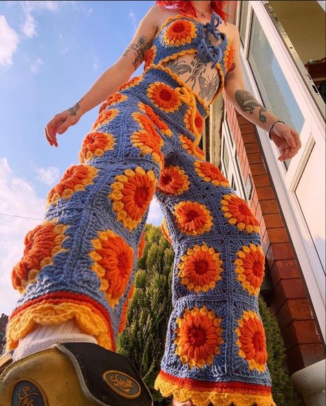 Crochet Patterns Outfits, Granny Square Overalls Pattern, Crochet Overalls Pattern, Granny Square Overalls, Crochet Dungarees, Overalls Diy, Whimsigoth Crochet, Crochet Overalls, Sunflower Granny Square