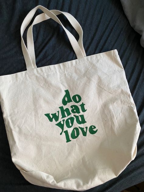 Canvas tote bag with writing saying “do what you love” painted in dark green Toat Bags Design Diy, Canvas Totes Ideas, Canvas Bag Painting Ideas Aesthetic, Tot Bag Design Ideas, Diy Canvas Bag Decorating, Toat Bag Painting Ideas, Diy Painted Tote Bag Ideas, Canvas Tote Bag Ideas, Bag Painting Ideas Diy