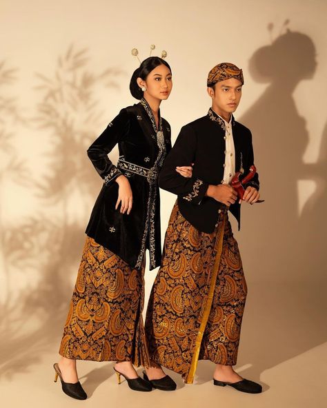 Ide pre-wedding menggunakan baju adat Jawa. Pakaian tradisional Indonesia. Indonesia traditional costume. Beskap & kebaya Jawa Cr/instagram: asmaralogue #culture #budaya #busana #batik #attire #clothes #outfit #asia Jawa Traditional Clothes, Foto Adat Jawa, Beskap Jawa, Jawa Pride, Indonesia Traditional Clothes, Kebaya Jawa, Indonesian Kebaya, Indonesia Traditional, Era Victoria