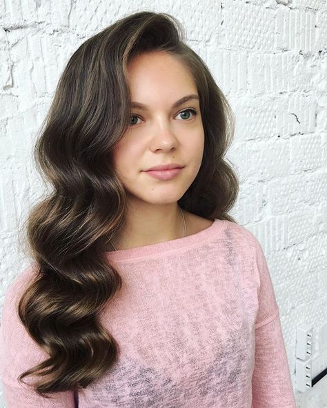 Old Fashion Waves Hair, Hollywood Waves With Fringe, Medium Length Down Hairstyles, Old Hollywood Waves Medium Hair, Simple Curls For Medium Hair, Old Money Curls, Curled Hair Side Part, 20s Waves, Hollywood Glam Hair