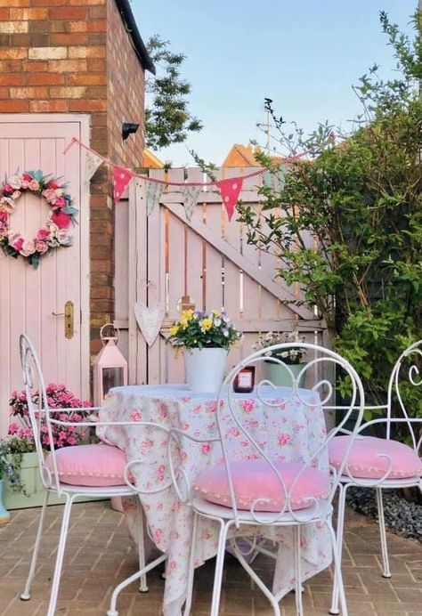 https://youtu.be/2bCL6PNLgug Shabby Chic Patio Ideas, Shabby Chic Backyard, Pink Backyard, Pink Patio, Shabby Chic Patio, Design A Garden, Cottage Patio, Garden Sitting Areas, Muebles Shabby Chic