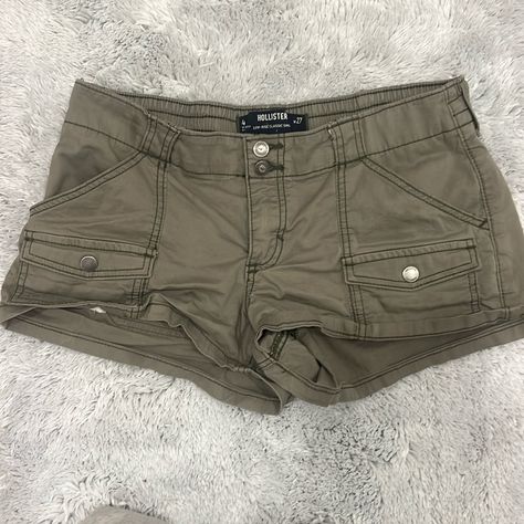 These Are Some Hollister Low Rise Classic Shorts Size 4 W 27 They Are Kind Of Like Cargo Shorts I Would Say Like A Sage Green. I’ve Never Worn Them Because They Have Not Fit Me Recently Lost Weight. Green Cargo Shorts Outfit, Cargo Shorts Outfits Women, Low Rise Cargo Shorts, 2000s Shorts, Cargo Shorts Outfit, Green Vibe, 2024 Wardrobe, Green Cargo Shorts, Trendy Stuff