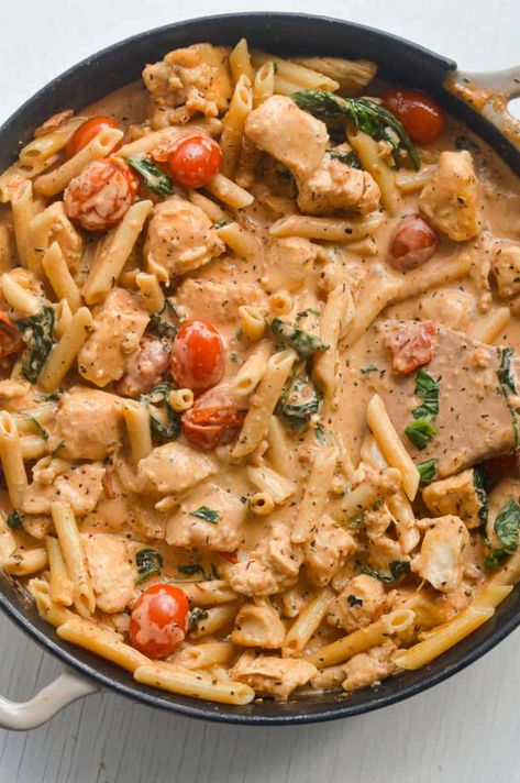 Chicken Broccoli Tomato Pasta, Tomatoe Spinach Chicken Pasta, Creamy Chicken Tomato Spinach Pasta, Pasta With Chicken And Tomatoes, Creamy Pasta With Tomatoes, Tomatoe Chicken Pasta Recipes, Chicken And Chickpea Pasta Recipes, Chicken Mushroom Tomato Pasta, Tomato Cream Chicken Pasta