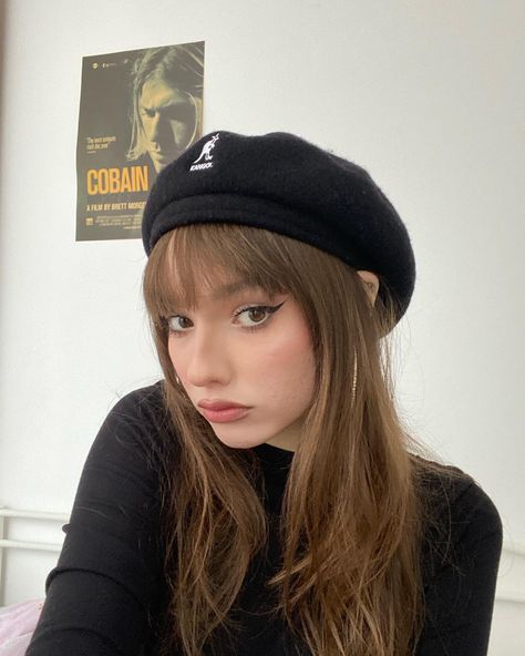 Beret Hat Aesthetic, Kangol Beret Outfit, How To Style Hats, Barret Hat Outfit, Barret Outfit, Outfit With Beret Hat, Leather Beret Outfit, Kangol Hats Women Outfit, Outfits With Berets