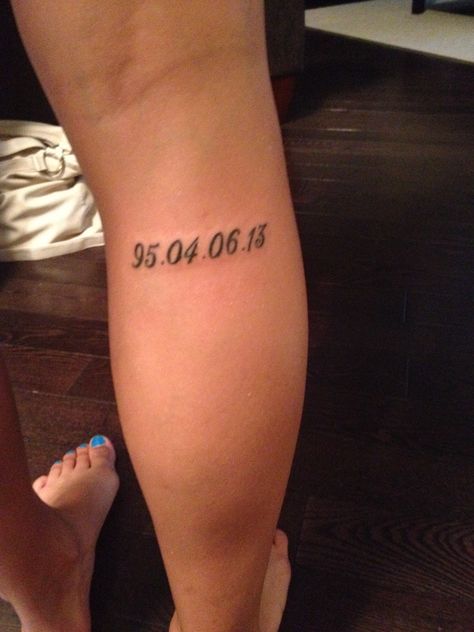 Siblings birth years behind the knee Siblings Birth Year Tattoo, Sibling Birth Year Tattoo, Years Tattoo, Birth Year Tattoo, Year Tattoo, Body Decor, Birth Year, Tattoo Placement, The Knee