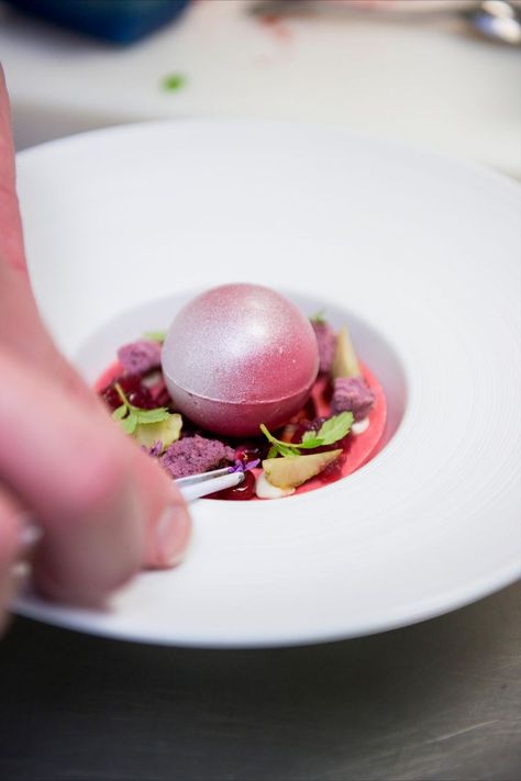 Strawberry with Almond and Lavender Meringue with Aclla Cress®, Paztizz Tops® and Zallotti Blossom by Maurits van der Vooren Lavender Meringue, Gastronomische Desserts, Strawberry Almond, Meringue, Panna Cotta, Almond, Lavender, Restaurant, Ethnic Recipes