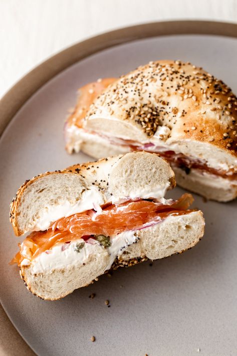 Bagel Cream Cheese Salmon, Smoked Salmon Bagel Breakfast, Smoked Salmon Cream Cheese Bagel, Bagel With Salmon, Smoked Salmon Bagel Sandwiches, Salmon Bagel Sandwich, Bagel With Salmon And Cream Cheese, Salmon Bagel Breakfast, Salmon Cream Cheese Bagel