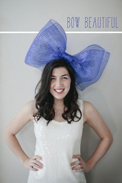 How to make a deco mesh bow ( or beautiful bow party hat) Diy Giant Hair Bow, Holiday Photo Booth Props, Deco Mesh Bows, Fancy Hair Bows, Karneval Diy, Holiday Photo Booth, Tulle Hair Bows, Bow Designs, Giant Bow