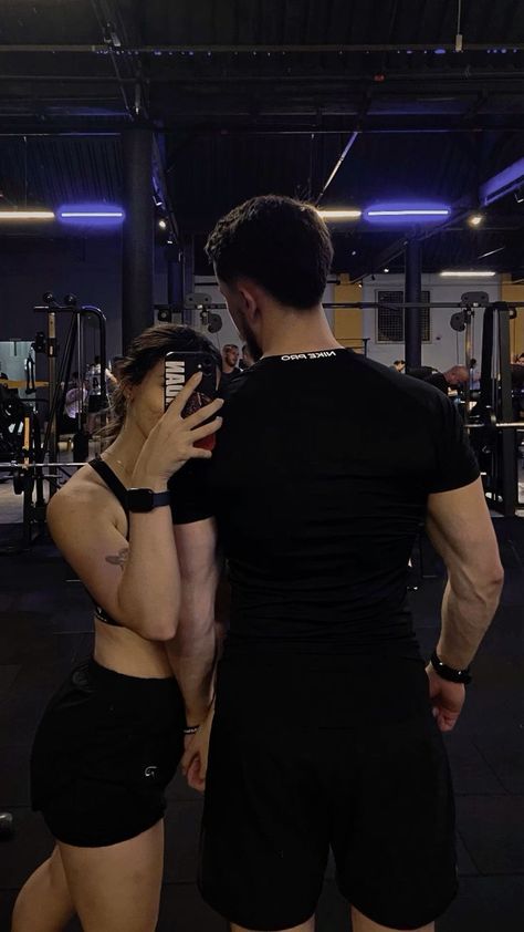 Cute Gym Couple Pictures, Exercise Couple Aesthetic, Fitness Couples Goals, Gym Relationship Goals, Couple Gym Goals Aesthetic, Couple Workout Pictures, Gym Couple Poses, Gym Photos Couple, Gym Couple Aesthetic