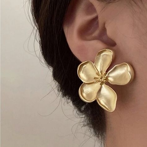 Solid Flower Stud Earrings Golden Bundle 2 Or More And Save 30% Send Me A Message If You Want To Bundle More Products. :) Big Gold Jewelry, Big Gold Earrings, Big Earrings Gold, Gold Studs Earrings, Chunky Gold Earrings, Big Stud Earrings, Gold Flower Earrings, Little Earrings, Pretty Jewelry Necklaces