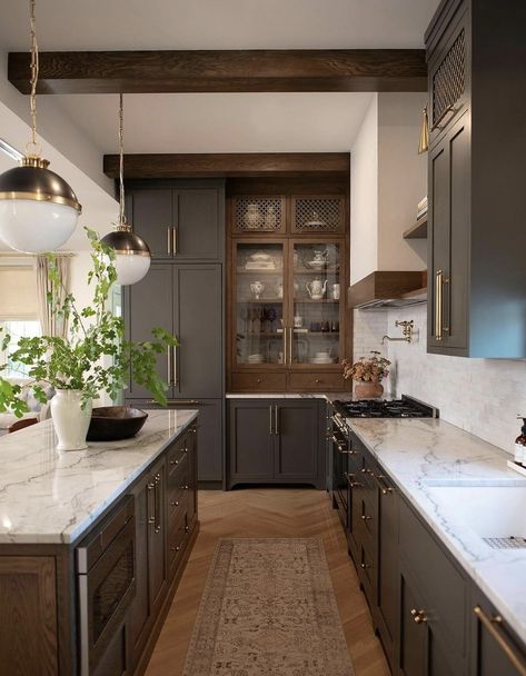 Beautiful details - that warm wood and color together are 👌🏻👌🏻 Design @westend.interiors Dark Cabinet Light Countertop Kitchen, White And Brown Kitchen Aesthetic, Craftsman House Interior Design, Small Kitchen Dark Cabinets, Staging Kitchen, Bw Design, Cozy Craftsman, Moody Modern, Austin House