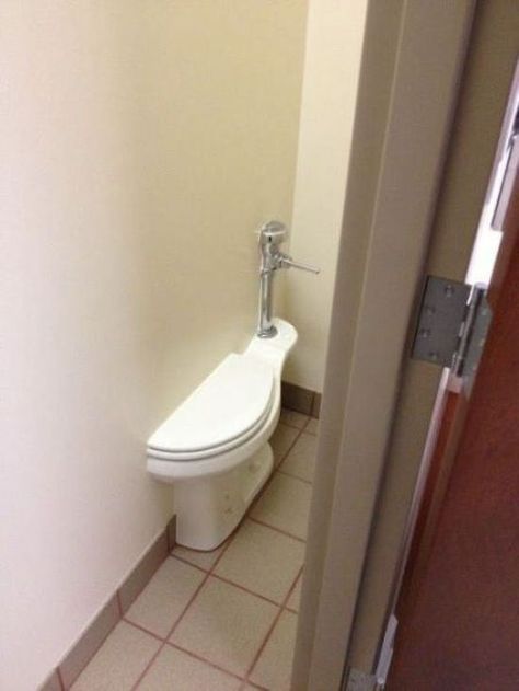 The architect who’s taking this whole “half-bathroom” concept a little too far. | 33 Architects Who Completely Screwed Up Their One Job Ingenieur Humor, Architecture Fails, Building Fails, Justin Bieber Jokes, American Funny Videos, Awkward Texts, Construction Fails, Indian Funny, You Had One Job