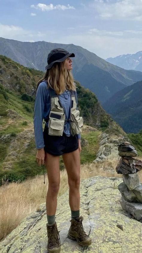 What to Wear Hiking in Summer - the gray details Outfit Trekking, Adventure Wardrobe, Trail Outfits, Outdoorsy Outfits, Wander Outfit, Bil Camping, Walking Outfit, Outfit Outdoor, Outdoor Outfits