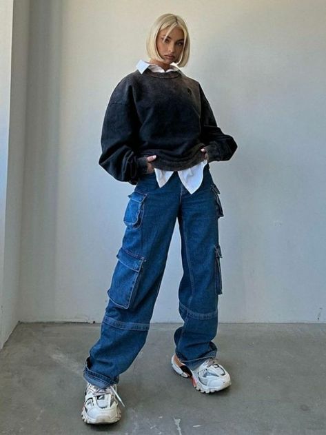 Blue Jeans 2023, Styling Cargo Jeans Women, Blue Cargo Jeans Outfit Winter, Outfit With Cargo Jeans, Blue Cargo Pants Outfit Winter, Cargo Jeans Pants Outfit, Cargo Jean Outfits, Outfits With Cargo Jeans, Cargo Pants Jeans Outfit