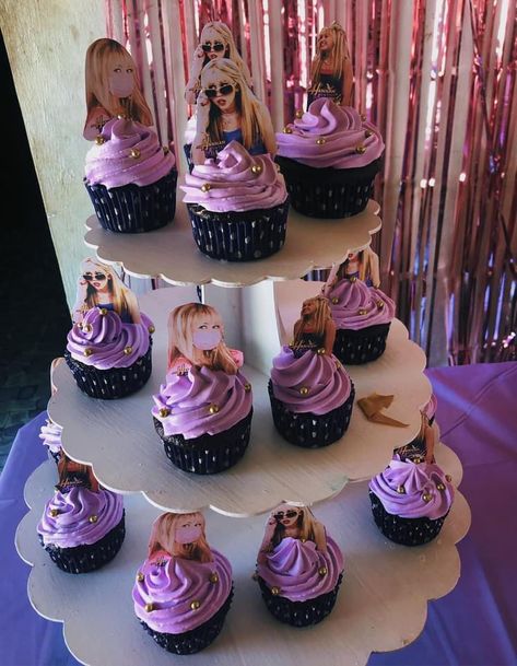 Hannah Montana Birthday Party Ideas, Disney Channel Party Decorations, Y2k Party Cake, 2000s Themed Cake, Hannah Montana Themed Party, Hannah Montana Party Decorations, Hannah Montana Party Ideas, Y2k Party Food, Hannah Montana Bachelorette Party