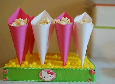 DIY Party popcorn serving cones. Choose any color paper, roll one corner onto opposite corner n secure with tape or staple. Try with scrapbooking paper. TIP: For a nicer finish, secure cone from inside. Kiddie Treats, Healthy Birthday Treats, Popcorn Cones, Kitty Birthday Party, Healthy Birthday, Princess Academy, Kids Market, Pop Baby Showers, Hello Kitty Birthday Party