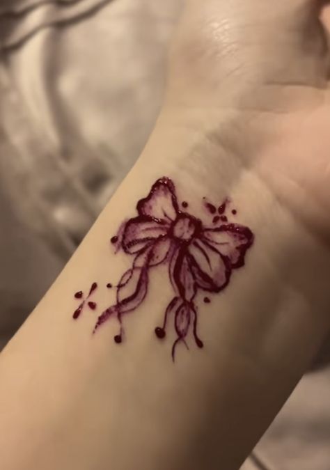 Small Hand Tattoos Flowers, Aesthetic Henna Tattoo Designs, Rhianna Hand Tat, Small Aesthetic Hand Tattoos, Small Pen Tattoo Ideas, Simple Doodles On Hand, Henna On Small Hands, Mendi Design Aesthetic, Hannah Design Hands