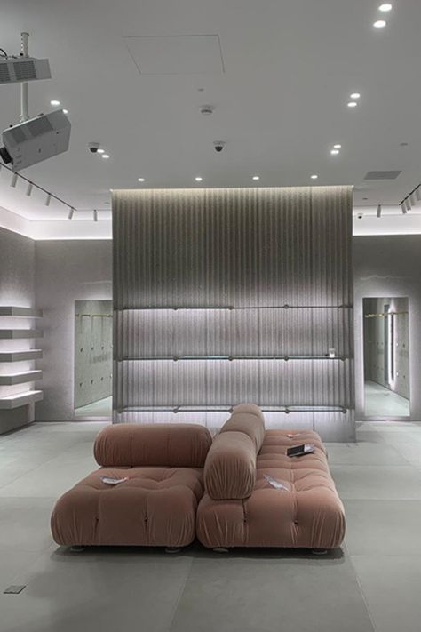 Seating Area Retail Store Design, Luxury Fitting Room, Fashion Showroom Interior, Luxury Store Interior, Luxury Retail Interior, Botique Interiors, Luxury Retail Store, Butik Design, Fashion Showroom