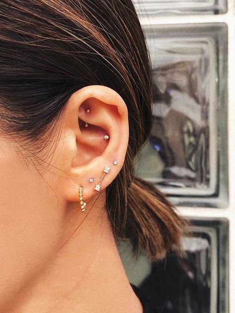 Hippe Piercings, Piercing Tips, Bodysuit Tattoos, Constellation Piercings, Ear Peircings, Double Ear Piercings, Cool Ear Piercings, Cute Ear Piercings, Cute Piercings