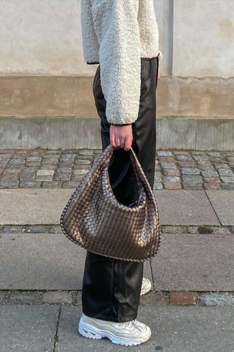 Bottega Veneta Vintage Bag, Vintage Bottega Veneta Bag, Bottega Veneta Hobo Bag Outfit, 2023 Era, Hobo Bag Outfit, Casual Spring Style, Bottega Veneta Hobo Bag, Bottega Veneta Vintage, Shoulder Bag Aesthetic