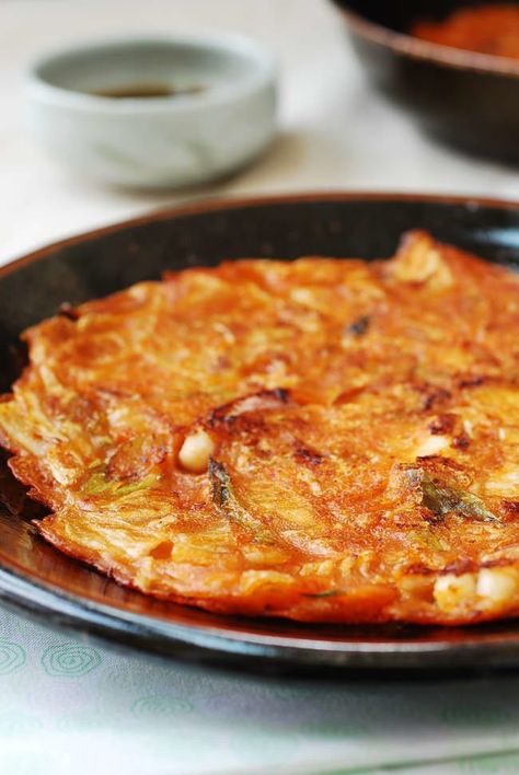 Kimchijeon Recipe, Kimchi Jeon Recipe, Kimchi Pancake Recipe, Kimchi Pancakes, Koreansk Mad, Savoury Pancake Recipe, Kimchi Pancake, Korean Pancake, Fermented Kimchi