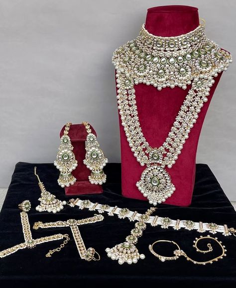 Buy Sabyasachi Inspired/emerald Green Kundan Necklace Set/bridal Online in India - Etsy Tere Vaaste, Full Bridal Jewellery Set, Actress Hairstyles, Indian Bridal Jewelry Sets, Bridal Necklace Set, Bridal Jewelry Set, Royal Queen, Jewelry Quotes, Bollywood Jewelry