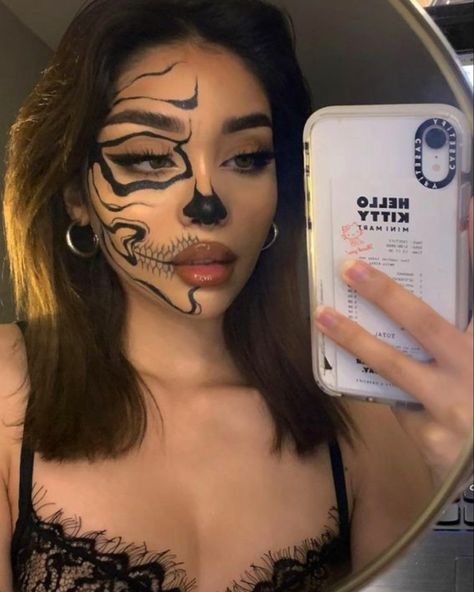 Halloween School Makeup, Baddie Skull Makeup, Easy Makeup Looks For Halloween, Half Skeleton Face Makeup, Make Up For Halloween Ideas, Hallowen Meka Up, Halloween Half Face Makeup, Skull Makeup Women, Half Skeleton Makeup Easy