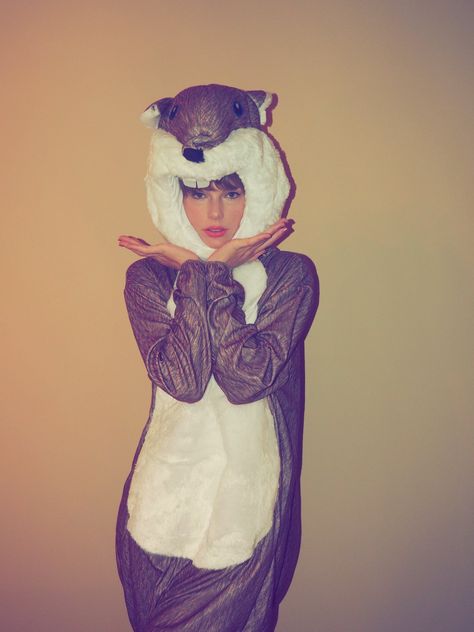 Taylor Swift on Twitter: "can’t talk right now, I’m doin hot squirrel shit 🐿 #halloween2021 #HalloweenTaylorsVersion… " Taylor Swift Halloween Costume, Squirrel Costume, Taylor Swift Costume, Taylor Swift Fotos, Taylor Swift Tour Outfits, Swift Tour, Estilo Taylor Swift, Halloween 20, Swift Photo