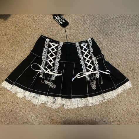 Tripp Nyc Black And White Maid Style Skirt Size Small. Never Worn Before And In Perfect Condition. Mini To Midi Style For Length. Black And White Alt Outfits, Tripp Clothes, Black Ruffle Skirt Outfit, Alt Skirt, White Goth Outfit, Tripp Nyc Skirt, Skirts Goth, Goth Mini Skirt, Nyc Black And White