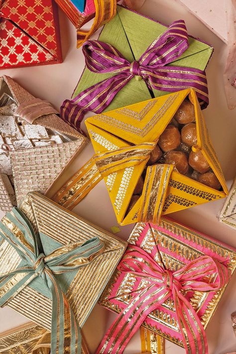 Indian Wedding Sweets Packing, Packing Ideas For Wedding Gift, Indian Wedding Gifting Ideas, Indian Gift Packing Ideas, Wedding Gift Packaging Ideas, Packing Sweets Ideas, Wedding Gift Baskets Indian, Indian Wedding Boxes, Tray Packing Ideas Indian Weddings