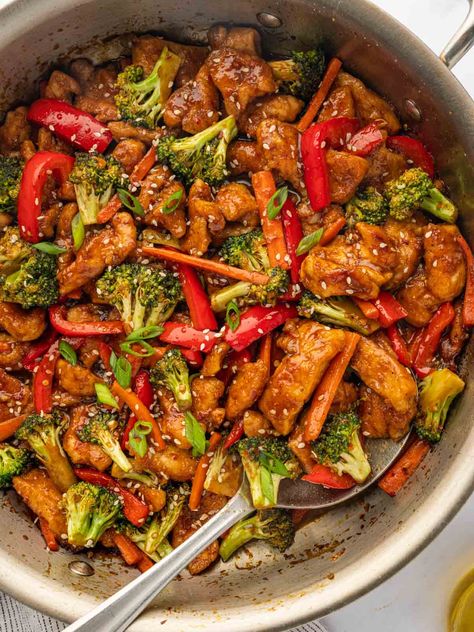 Chinese Hunan Chicken is a mouthwatering and flavorful dish that’s easy to make at home in about 30 minutes. This Hunan Chicken Recipe, Hunan Chicken, Easy Cabbage Recipes, Braised Chicken Breast, Centerpieces Diy, Chicken Meals, Air Fryer Healthy, Asian Foods, Chinese Recipes