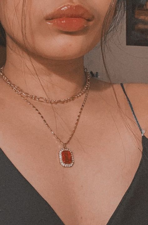 Aesthetic Red Jewelry, Red Dress And Jewelry, Gold Necklace Aesthetic Vintage, Cute Red Jewelry, Red Ruby Necklace Aesthetic, Vintage Necklaces Aesthetic, Red Jewellery Aesthetic, Pretty Vintage Necklaces, Red Acssesories Aesthetic