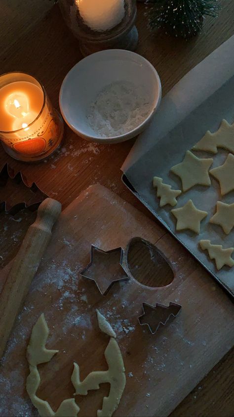 Baking Gingerbread Aesthetic, Winter Cookies Aesthetic, Making Christmas Cookies Aesthetic, Gingerbread Men Aesthetic, Ginger Bread Aesthetic, Making Cookies Aesthetic, Summer Christmas Aesthetic, Gingerbread Cookies Aesthetic, December Dump