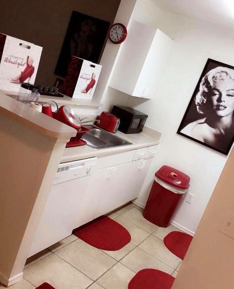 Red Bathroom Decor Ideas, Red Bathroom Decor, Apartment Decorating Living, Red Kitchen Decor, Red Bathroom, First Apartment Decorating, Kitchen Decor Apartment, Black Living Room, Bathroom Red